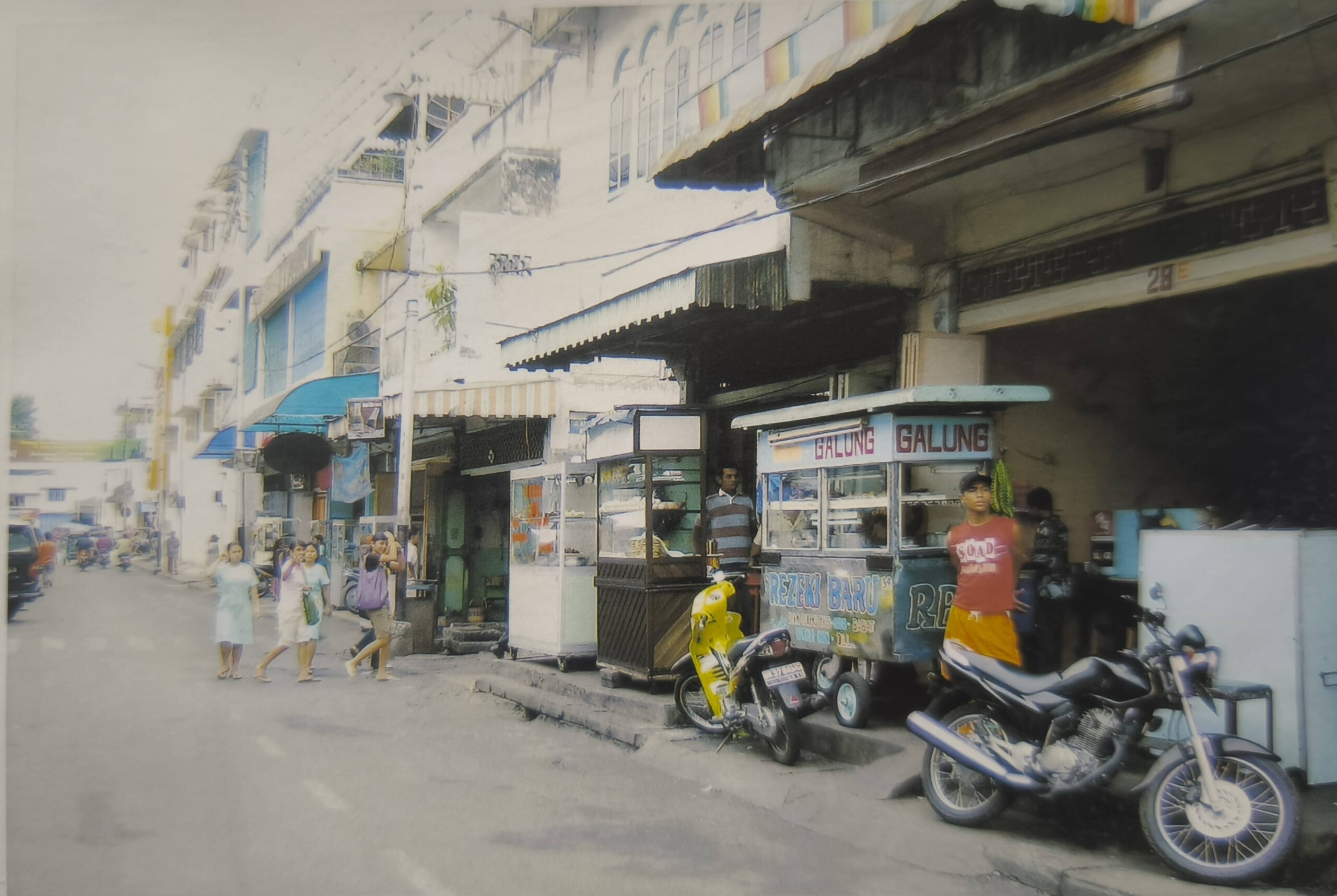 Etalase gerobak bertulisan 'Galung Galung — Rezeki Baru' di Jalan Surabaya, Pematangsiantar, tahun 1990. Inilah wujud awal Nasi Galung.